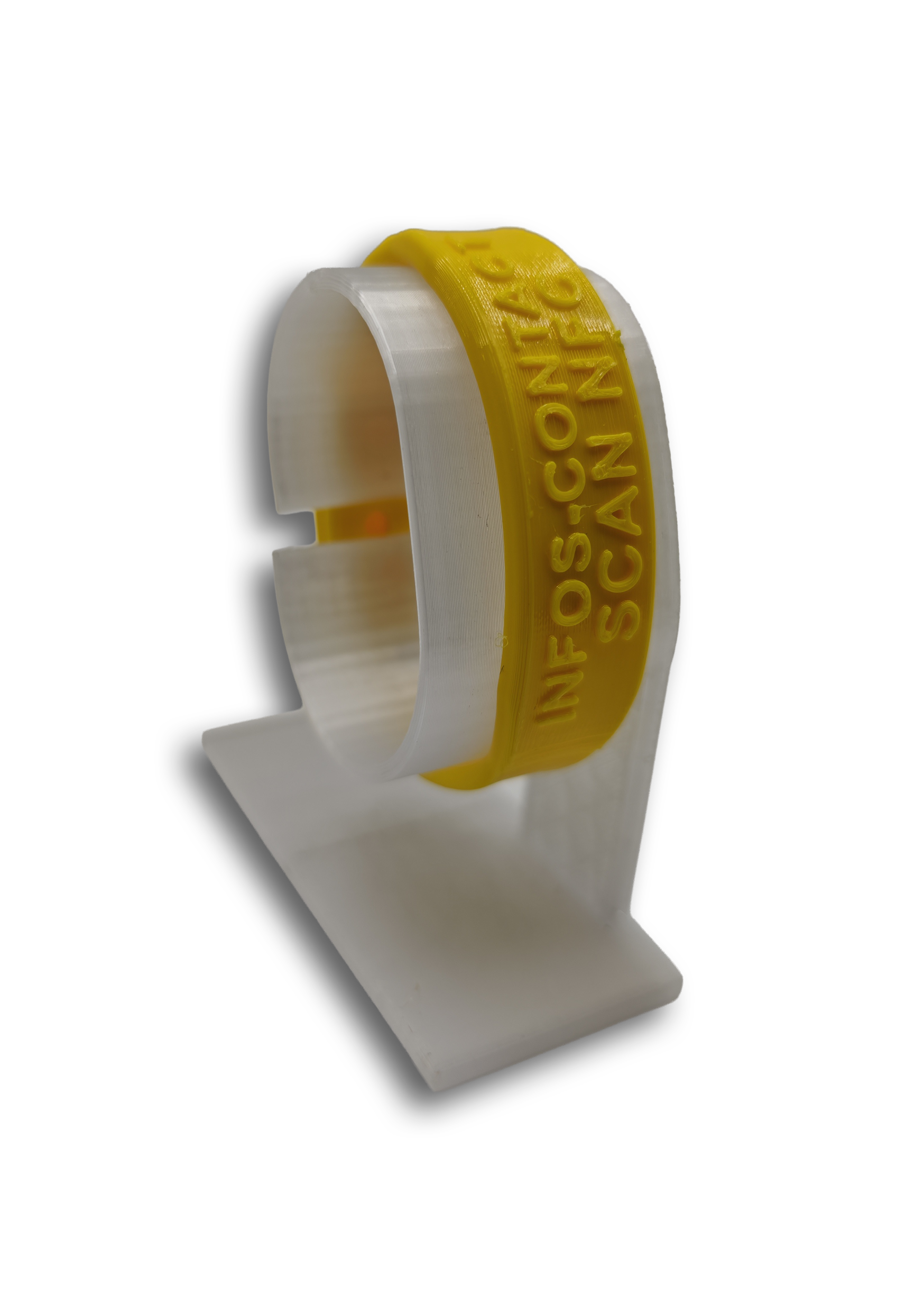 Bracelet PocTag jaune sur son présentoir blanc, modÚle et couleur illustratifs