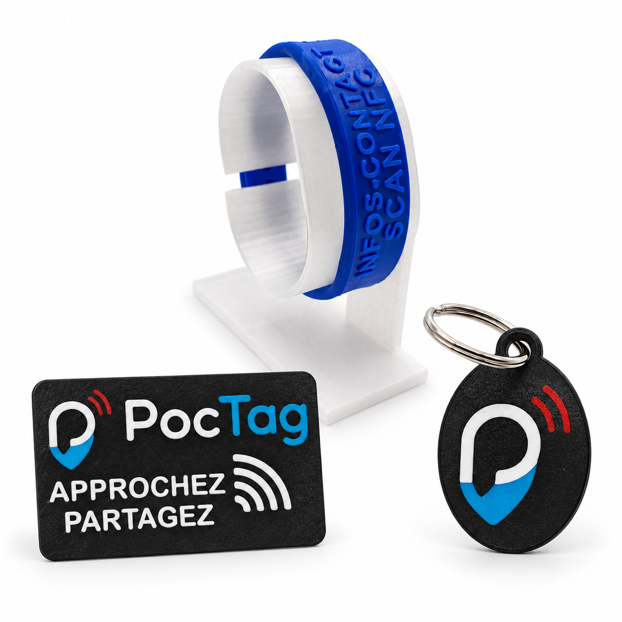 Les trois produits PocTag : une carte, un porte-clés et un bracelet bleu